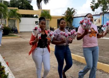 Manuel Pantalio sorprende con rosas y chocolates a madres por su día
