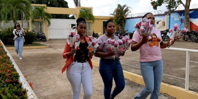 Manuel Pantalio sorprende con rosas y chocolates a madres por su día