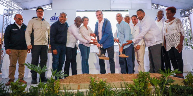 Presidente Abinader inauguró escuela y deja iniciadas otras obras en Monte Plata