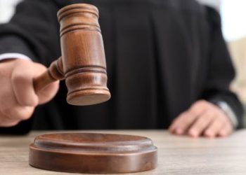 Destituyen a juez que dejó libre a un violador porque “usó condón”