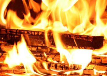 Dos niños resultan con quemaduras tras incendiarse su vivienda con una vela en Bani