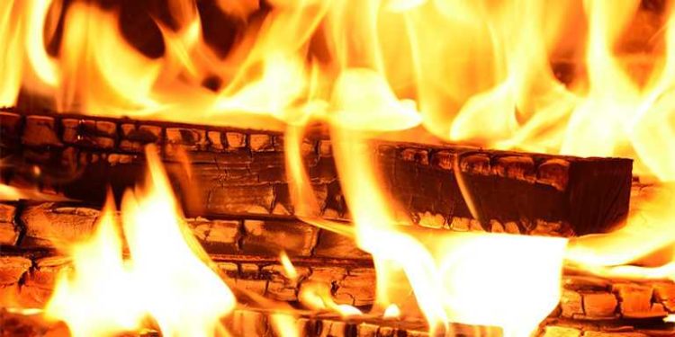 Dos niños resultan con quemaduras tras incendiarse su vivienda con una vela en Bani