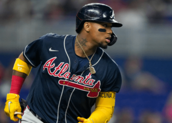 Acuña (cuádriceps) fue retirado del lineup