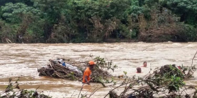 Dos muertos al ser arrastrados por desbordamiento del río Camú en La Vega