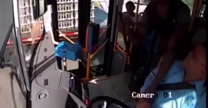 Con cuchillo en manos delincuente asalta con autobús del corredor Charles de Gaulle