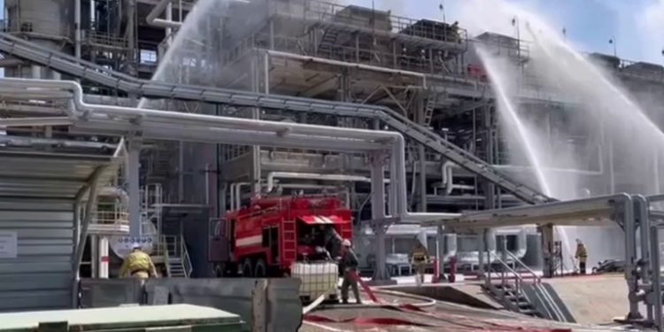 Incendio en refinería de petróleo rusa tras presunto ataque con drones