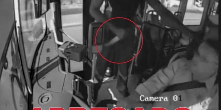 Policía captura hombre captado en video asaltando chofer de autobús en movimiento en corredor Charles de Gaulle