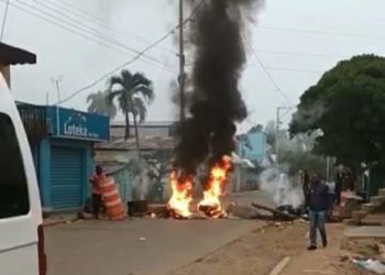 Guanuma: Prenden gomas en protesta por acusación a tres policías