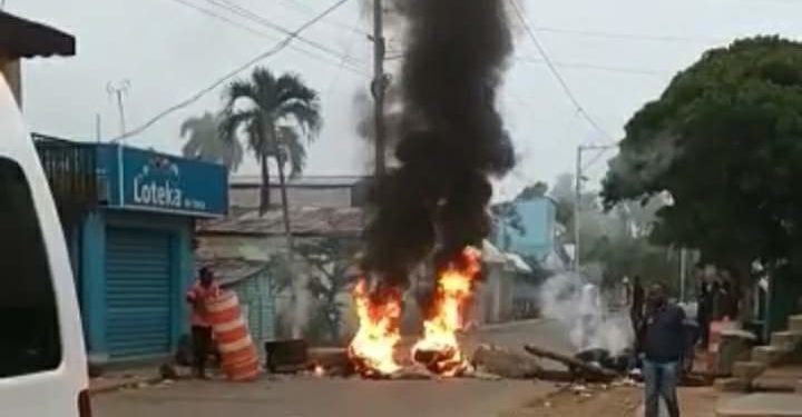 Guanuma: Prenden gomas en protesta por acusación a tres policías
