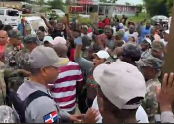 Con lágrimas en el rostro, población exige sean liberados tres agentes acusados de negligencia policial; indican que ya esta bueno de reenvío