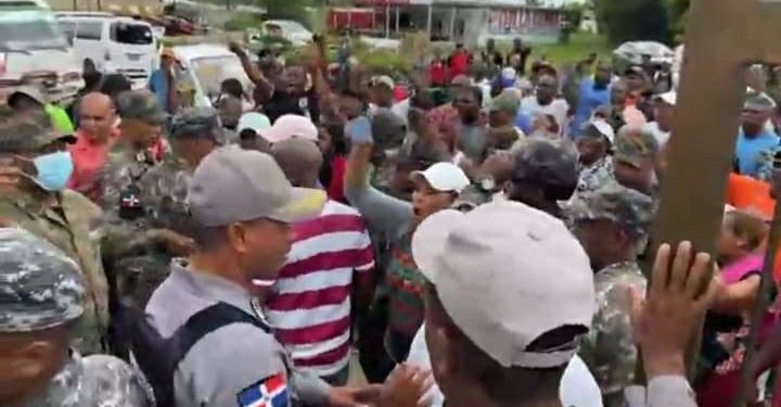 Con lágrimas en el rostro, población exige sean liberados tres agentes acusados de negligencia policial; indican que ya esta bueno de reenvío