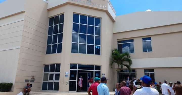 Presentación periódica e impedimento de salida para tres policías acusados de negligencia policial