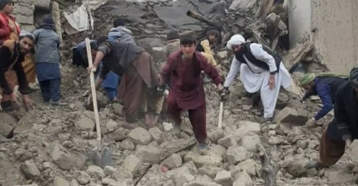 Al menos 920 muertos y cientos de heridos en un fuerte terremoto en Afganistán