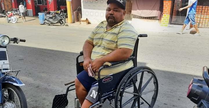 Señor de 43 años solicita ayuda al presidente Luis Abinader para poder operarse de las piernas