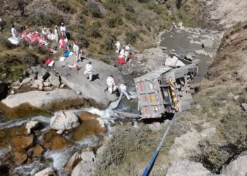 Un camión cargado con concentrado de zinc vuelca en un río de Perú y provoca un desastre ambiental