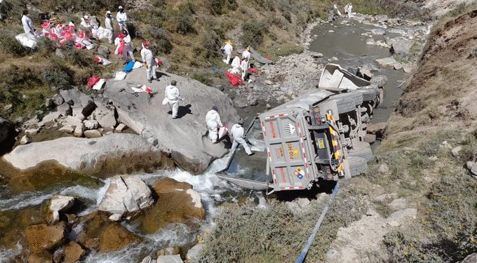 Un camión cargado con concentrado de zinc vuelca en un río de Perú y provoca un desastre ambiental