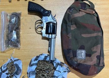Encuentan revolver y presuntamente drogas en un hotel de Higüey