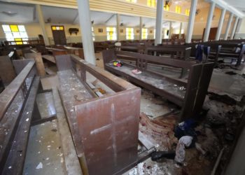 Fuerzas de Nigeria buscan hombres armados que mataron a 50 en iglesia