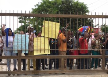 En Monte Plata solicitan sean liberados tres agentes acusados de negligencia policial