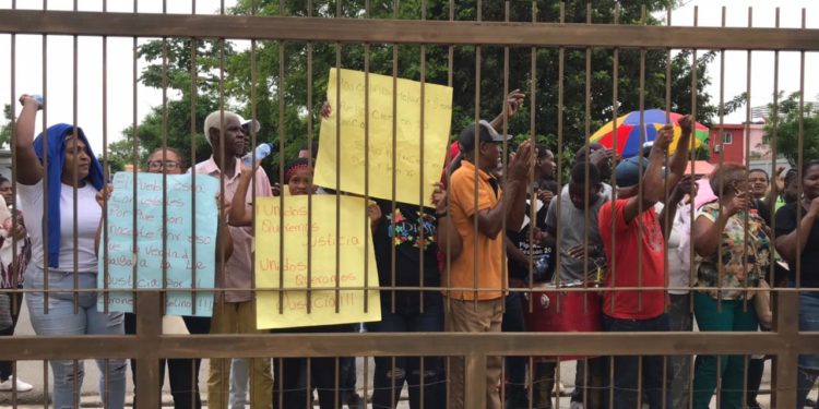 En Monte Plata solicitan sean liberados tres agentes acusados de negligencia policial