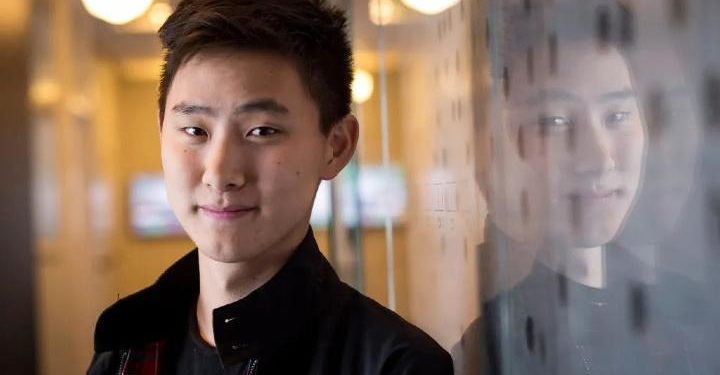 El joven con 25 años de edad y ya cuenta con una fortuna mil millones de dólares