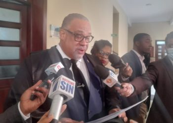 Empresa denuncia al superintendente de Electricidad por supuesta conducta antiética