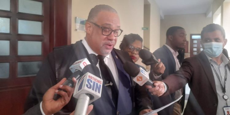 Empresa denuncia al superintendente de Electricidad por supuesta conducta antiética