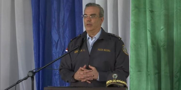 Abinader reintegra a tres coronoles de la PN