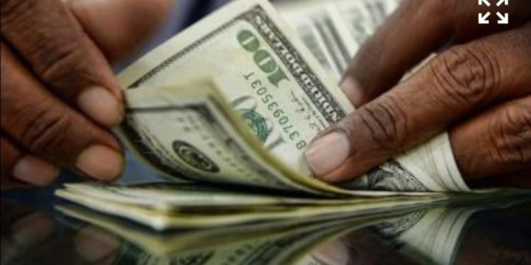 Empleado recibe por error depósito de US$200 mil, renuncia a su trabajo y desaparece