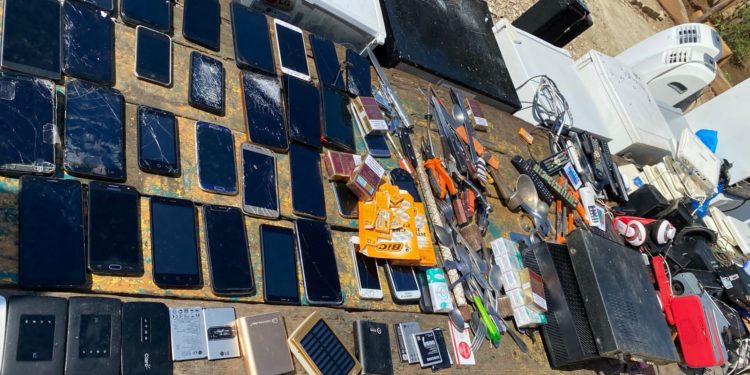 Autoridades ocupan objetos prohibidos en la cárcel de Santiago Rodríguez