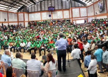 Dirigentes del PRM, ex alcaldes de La Victoria y San Luis y transportistas se juramentan en la Fuerza del Pueblo