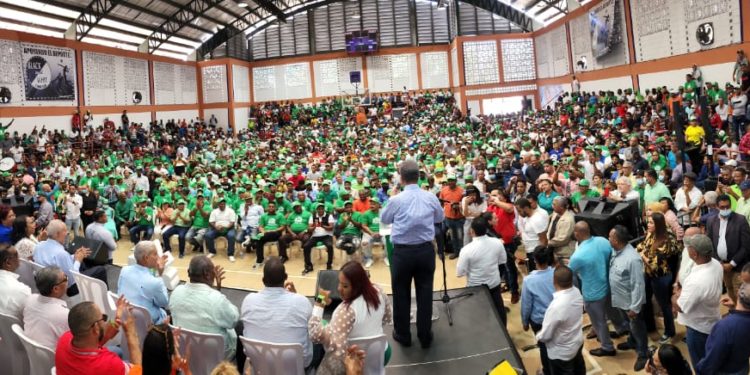 Dirigentes del PRM, ex alcaldes de La Victoria y San Luis y transportistas se juramentan en la Fuerza del Pueblo