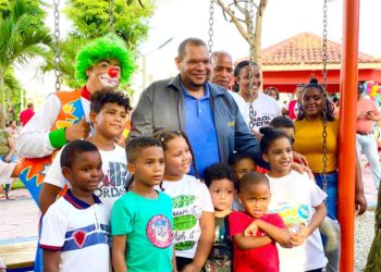 Alcalde Carlos Guzmán entrega totalmente remozado parque de Buena Vista 1ra, Villa Mella