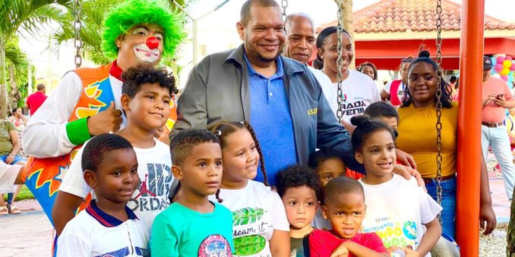 Alcalde Carlos Guzmán entrega totalmente remozado parque de Buena Vista 1ra, Villa Mella