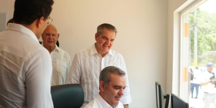 Abinader inaugura moderna estación de pesaje en el vertedero de Samaná