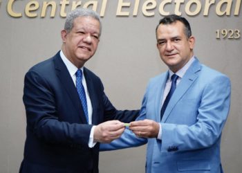 Leonel deposita padrón de Fuerza del Pueblo con más de un millón de miembros