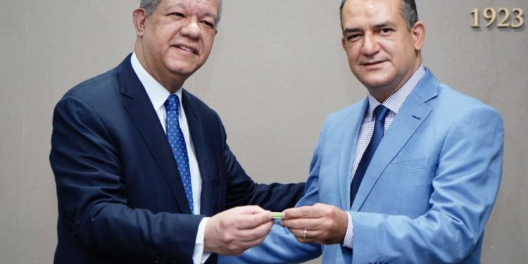 Leonel deposita padrón de Fuerza del Pueblo con más de un millón de miembros