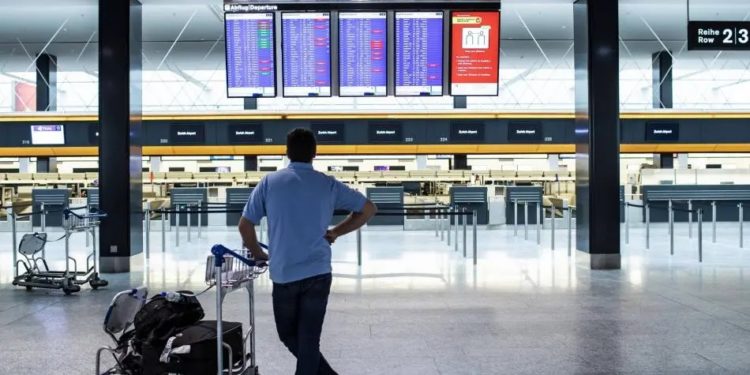 Más de 550 vuelos cancelados en EEUU por falta de personal ante alta demanda