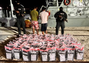 Arrestan dos e interceptan lancha con 481 paquetes presumiblemente cocaína en Barahona