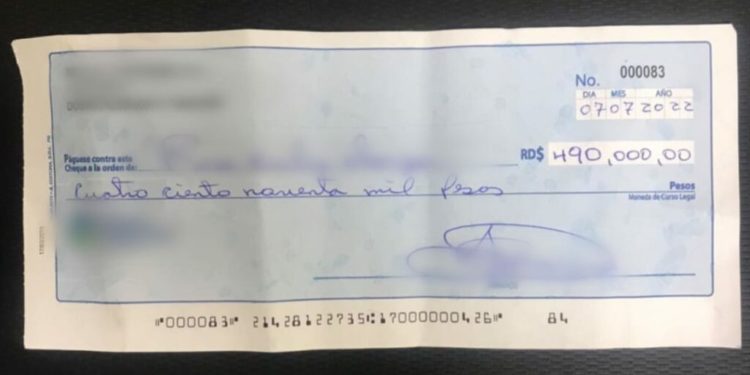 Policía Nacional apresa hombre intentó depositar cheque falso por casi medio millón de pesos