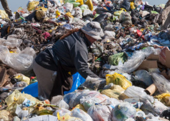 Encuentran 75 mil dólares en un basurero en Argentina; vecinos acuden en masa a buscar más billetes