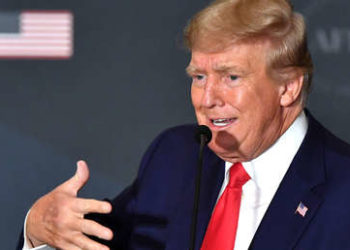 Trump dice que el Gobierno de Biden puso «de rodillas» a EE.UU.