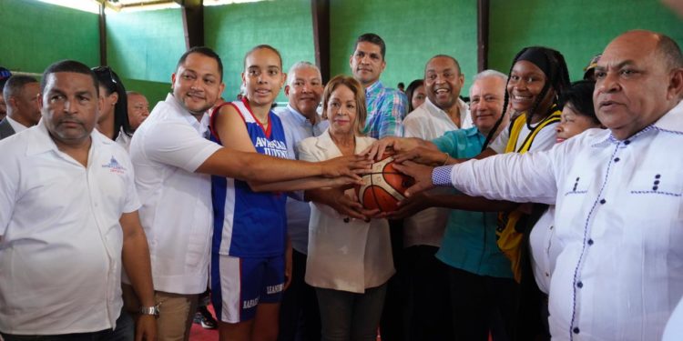Autoridades dan inicio al Clásico de Baloncesto U25 femenino de Libasado