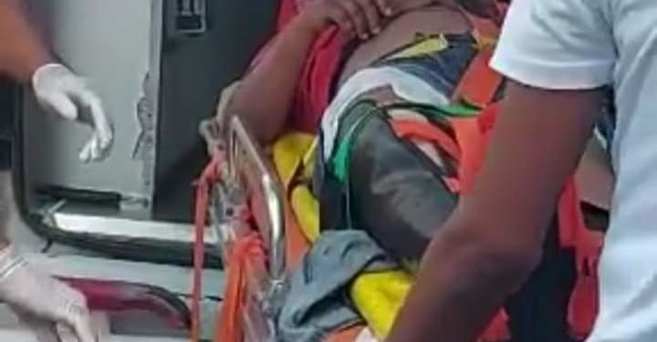 Presunto atracador tuvo que ser sacado en camillas por la golpiza que le dieron en el Pino La Vega