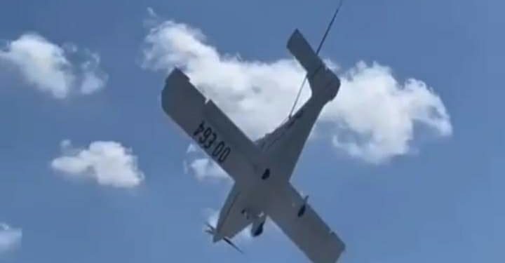 Captan momento en que un avión va cayendo en Bélgica