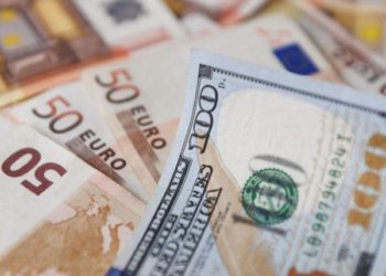 El euro cayó por debajo del dólar por primera vez desde finales de 2002