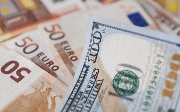 El euro cayó por debajo del dólar por primera vez desde finales de 2002