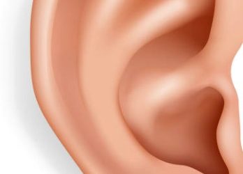 Joven le desprende parte de una oreja a otro en pleito a botellazos en Azua