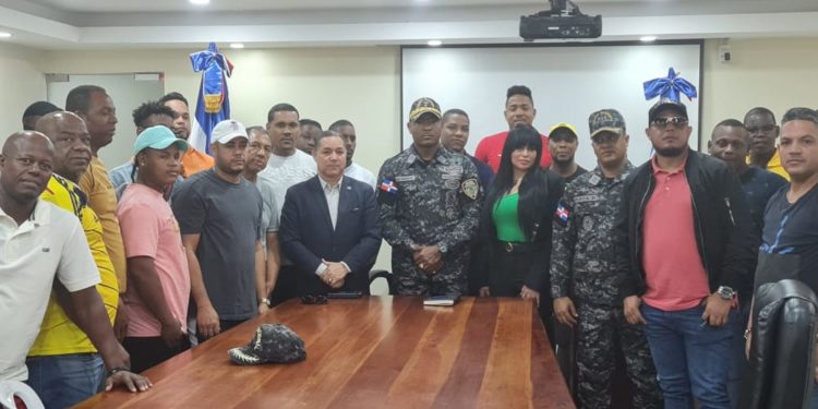 El general De los Santos se reúne con discotequeros de SDN; hablan de ruido y seguridad ciudadana