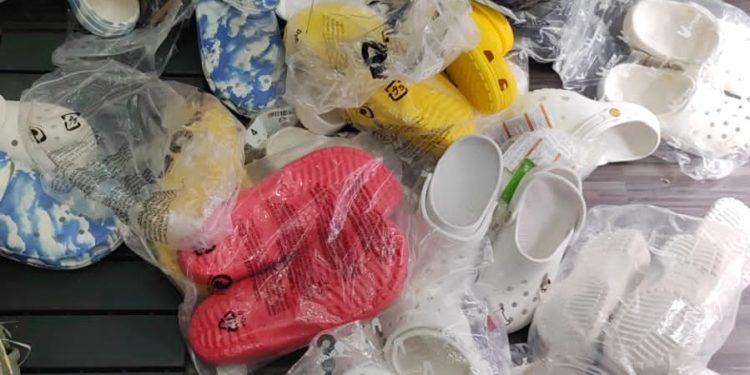 Policía Nacional y Fiscalía del DN ocupan decenas de calzados falsificados que eran comercializados en distintos comercios